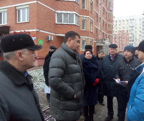 Депутаты горсовета на месте разбирались с благоустройством улицы Лутова