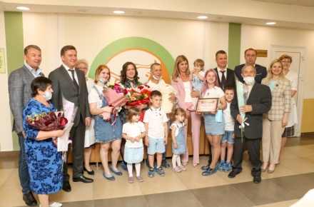 Руководители региона и города поздравили многодетную семью с рождением восьмого ребёнка