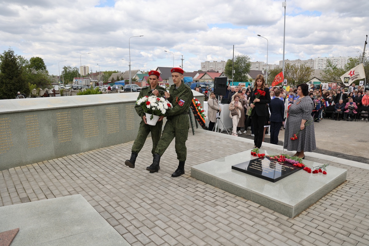 Евгения Уваркина и Светлана Тюнина возложили цветы к мемориалу на Сокольском кладбище