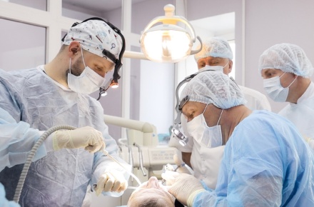 Столичные и липецкие хирурги провели бесплатные операции по протезированию имплантатов для участников СВО и их родственников