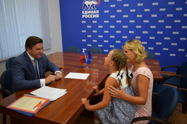 Депутат Александр Афанасьев помог первоклассникам собраться в школу