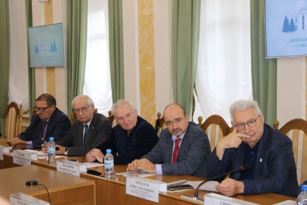 Руководители горсовета и мэр встретились с почетными гражданами
