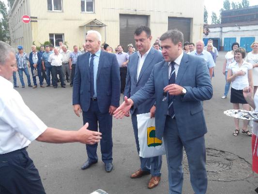 Игорь Тиньков вручил водителям ключи от новых автобусов