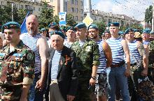 На площади Героев собралось более 300 представителей крылатой пехоты