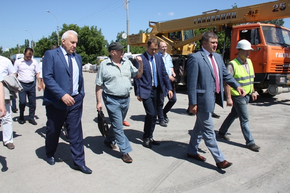 Руководители города и региона проинспектировали работы по реконструкции Петровского моста