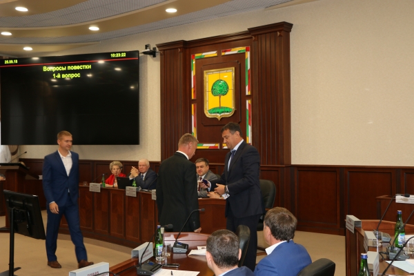 Новым депутатам Липецкого горсовета вручили удостоверения