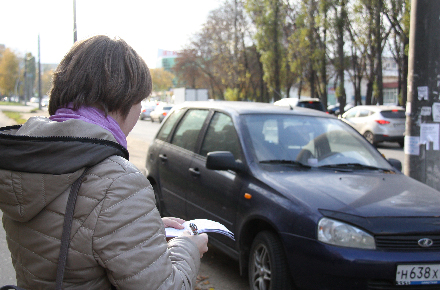В Липецке продолжают бороться с любителями парковаться на газонах