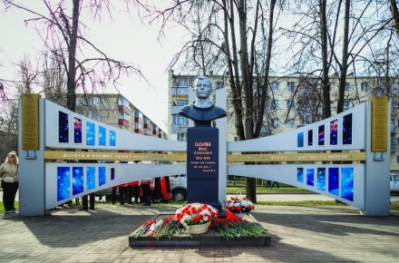 Липчане возложили цветы к памятнику Юрию Гагарину – город отмечает День космонавтики