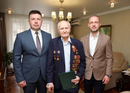 Первый вице-спикер горсовета Борис Понаморев поздравил Почетного гражданина Липецка Петра Толканева со 100-летием