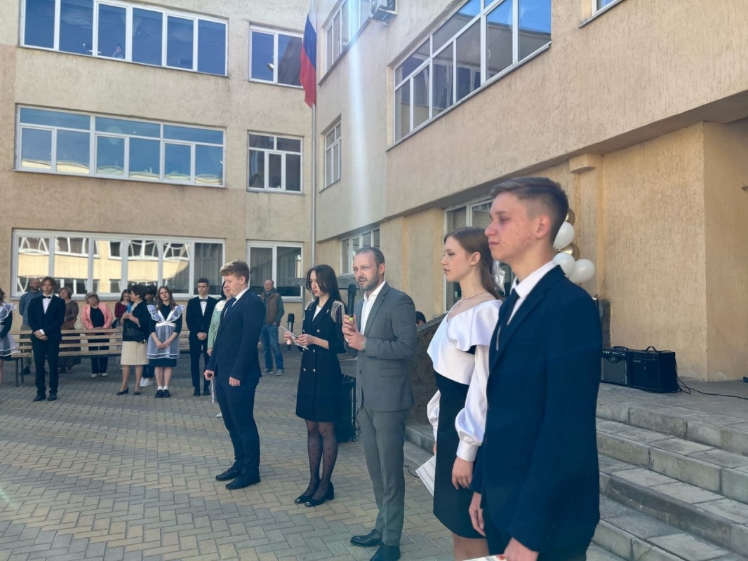 Депутаты горсовета поздравили выпускников школ Липецка с последним звонком 