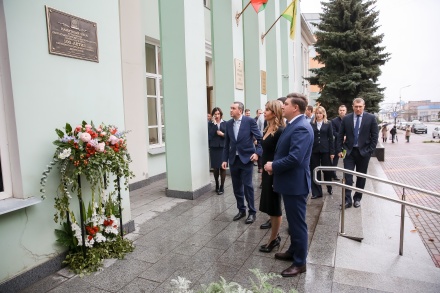 Памятный знак в честь 100-летия горсовета появился на здании  липецкого парламента