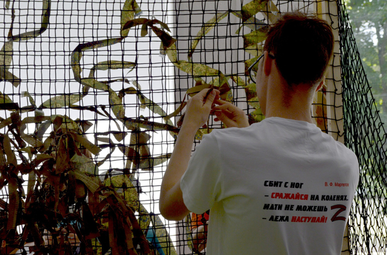 Волонтёры #МЫВМЕСТЕ плетут маскировочные сети для участников СВО