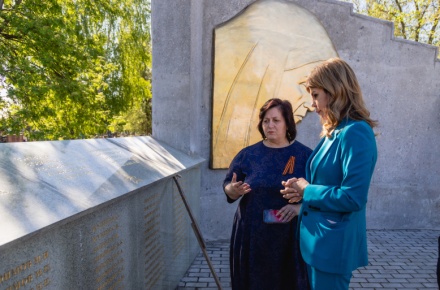 Евгения Уваркина оценила ход работ по восстановлению Сокольского мемориала