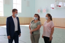 Депутат горсовета показал новую школу родителям будущих учеников