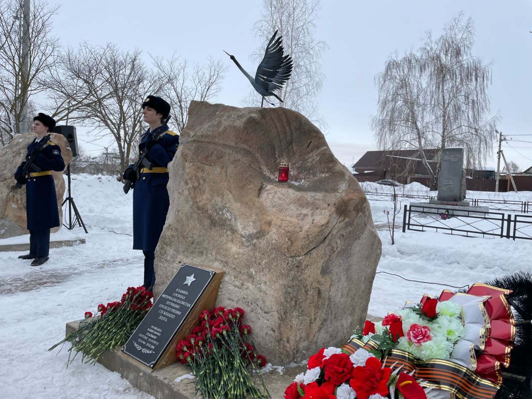 Депутат Евдокия Бычкова помогла установить памятник в Сселках