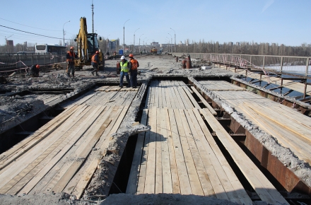 Работы по реконструкции Петровского моста не выходят из графика