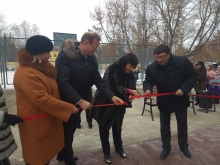 Депутат Вера Урываева открыла современную спортивную площадку рядом со школой