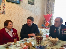 Александр Афанасьев поздравил с Днем семьи, любви и верности супругов Востриковых, проживших в браке 58 лет