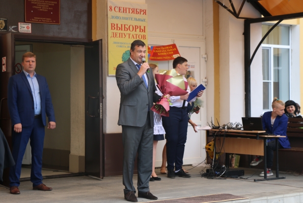Депутаты горсовета поздравили школьников с Днем знаний