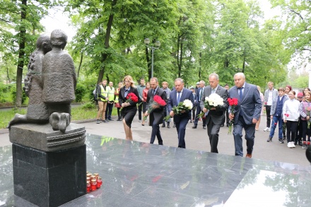 Первый вице-спикер горсовета Борис Понаморев почтил память погибших детей