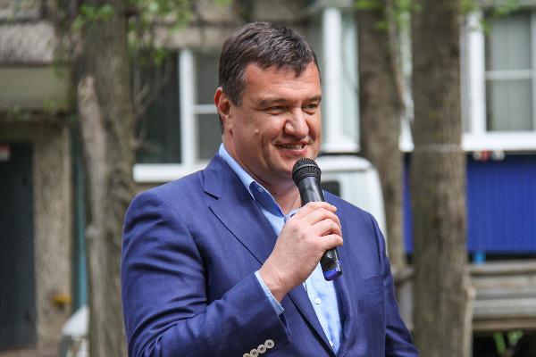 Игорь Тиньков поздравил маленьких жителей своего округа с их праздником
