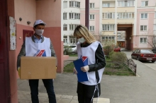 Волонтеры движения «Работаем вместе!» передали продуктовые наборы жителям Октябрьского округа Липецка