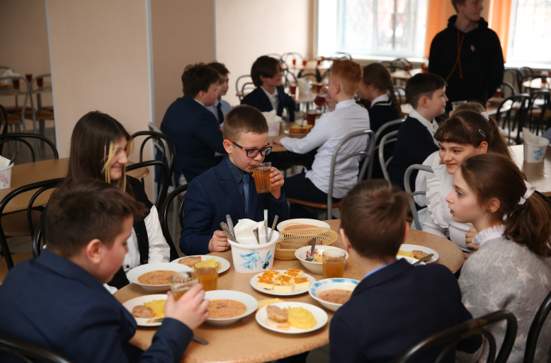 Депутаты горсовета приняли участие в дегустации школьного обеда