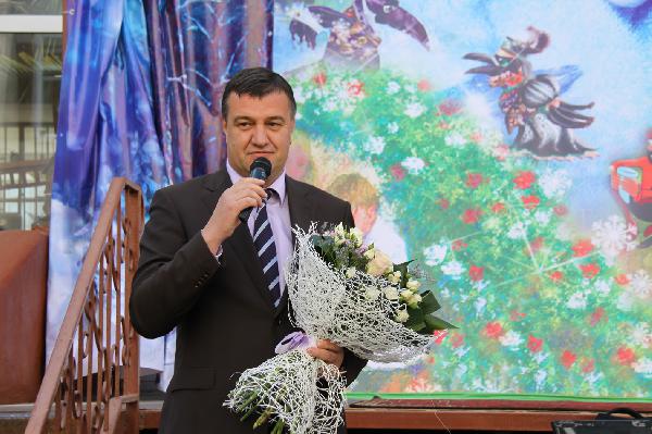 Спикер горсовета Игорь Тиньков поздравил школьников с последним звонком